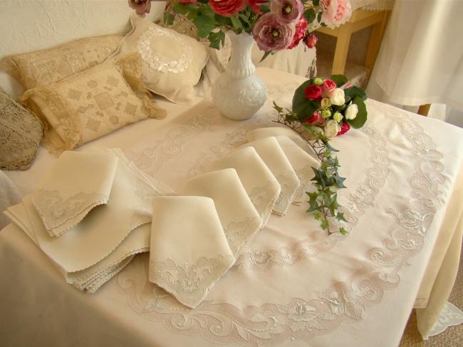 Somptuous tablecloth with its 12 napkins in irish linen with embroidered flowers