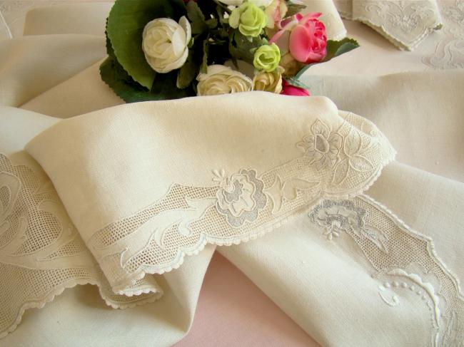 Somptuous tablecloth with its 12 napkins in irish linen with embroidered flowers