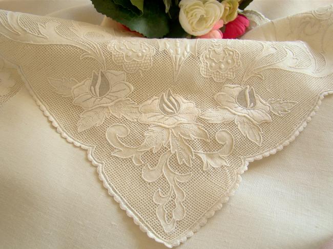 Somptuous tablecloth with its 12 napkins in irish linen with embroidered flowers