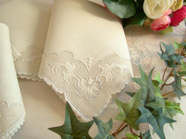 Somptuous tablecloth with its 12 napkins in irish linen with embroidered flowers