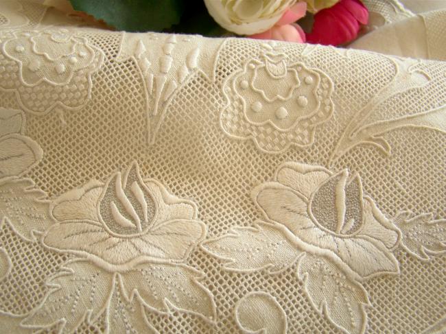 Somptuous tablecloth with its 12 napkins in irish linen with embroidered flowers