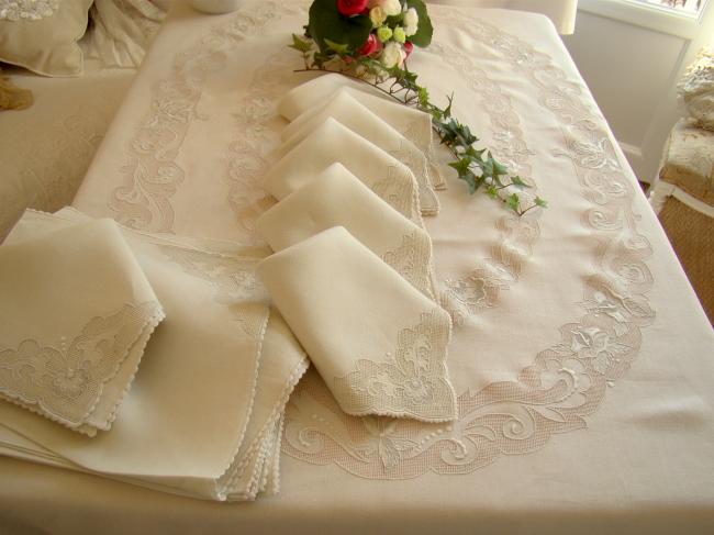 Somptuous tablecloth with its 12 napkins in irish linen with embroidered flowers