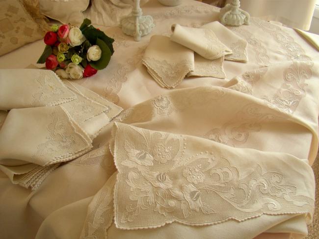 Somptuous tablecloth with its 12 napkins in irish linen with embroidered flowers