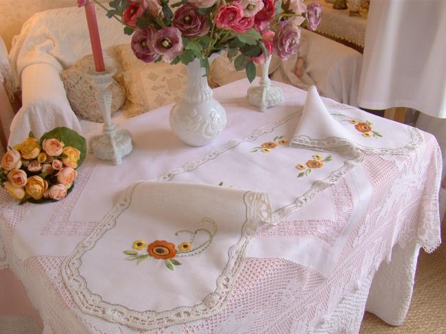 Adorable chemin de table brodé de fleurs entouré de dentelle 1920