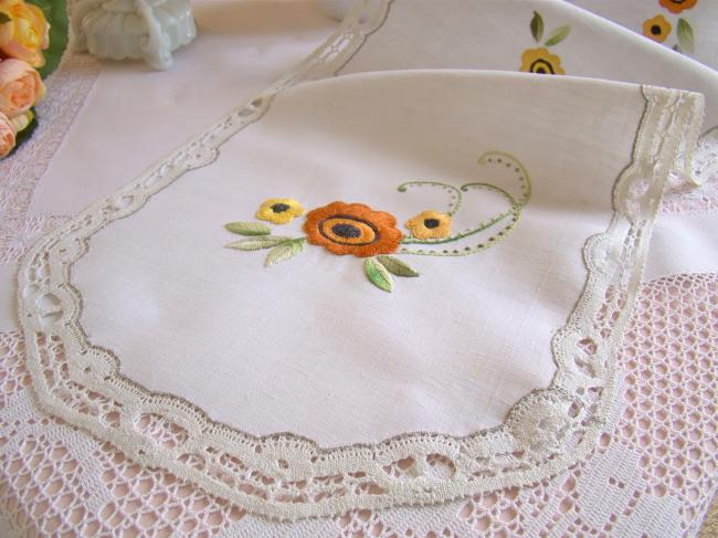 Adorable chemin de table brodé de fleurs entouré de dentelle 1920