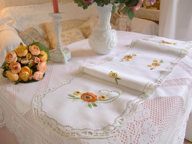 Adorable chemin de table brodé de fleurs entouré de dentelle 1920