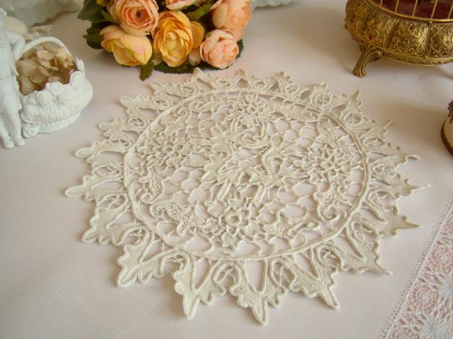 Beautiful table mat in hand-made Venice lace 1920