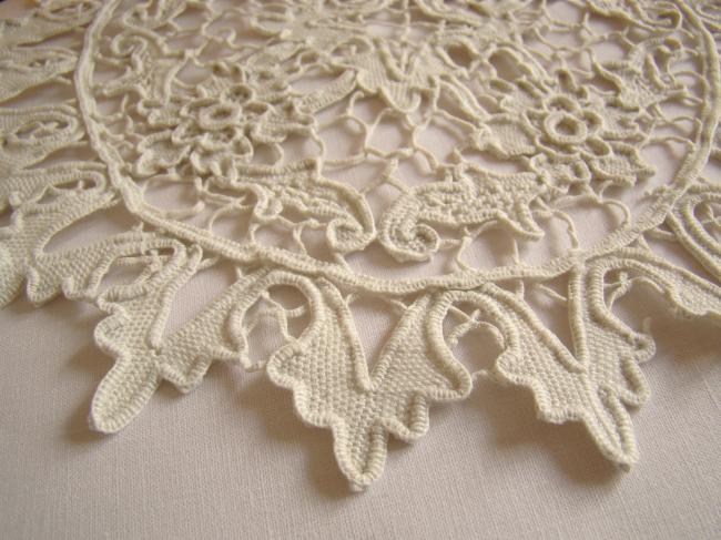 Beautiful table mat in hand-made Venice lace 1920