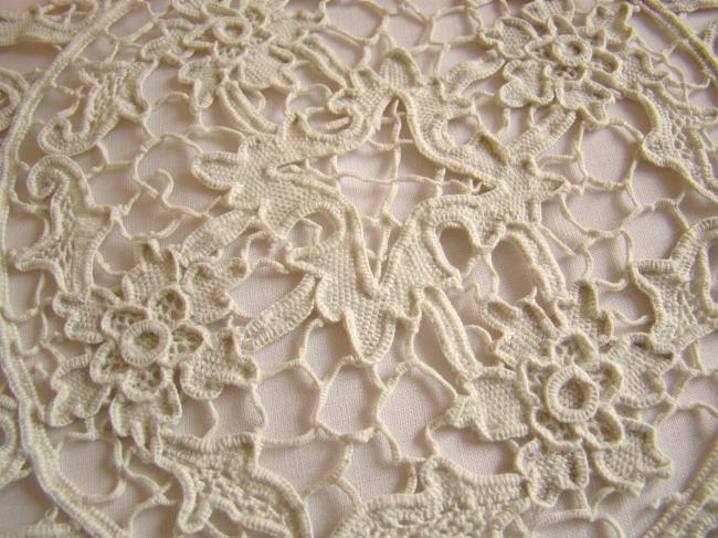 Beautiful table mat in hand-made Venice lace 1920