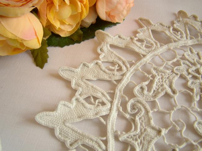 Beautiful table mat in hand-made Venice lace 1920