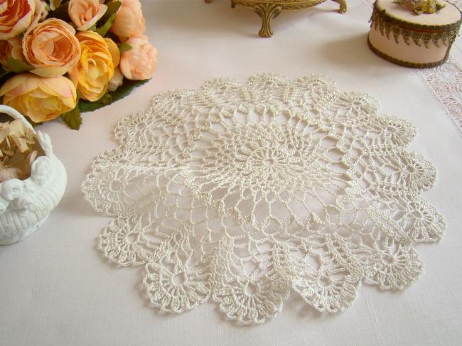 Superb doily in scalloped Crochet lace 1940