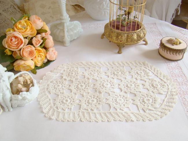 Superb doily in Irland guipure lace with flowers 1940