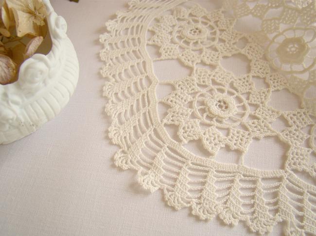 Superb doily in Irland guipure lace with flowers 1940