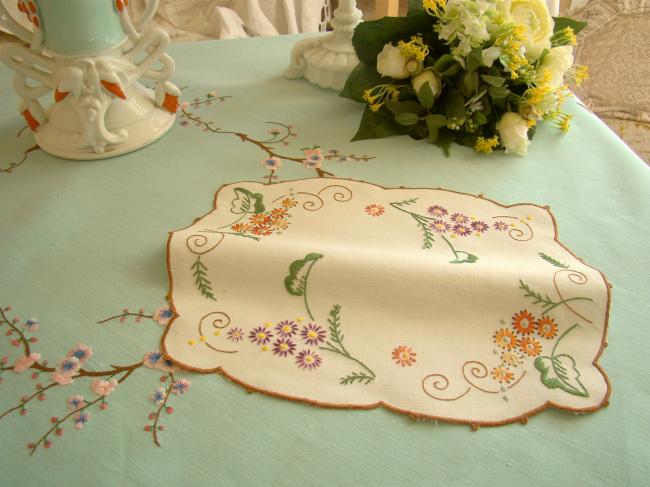 Joli napperon en lin avec charmante broderie de fleurs stylisées