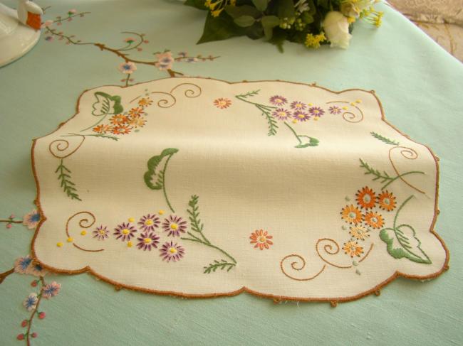 Joli napperon en lin avec charmante broderie de fleurs stylisées