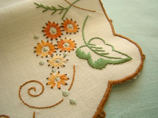 Joli napperon en lin avec charmante broderie de fleurs stylisées