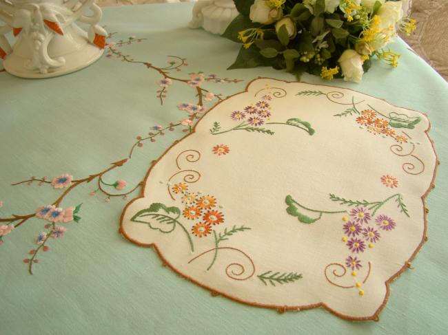 Joli napperon en lin avec charmante broderie de fleurs stylisées