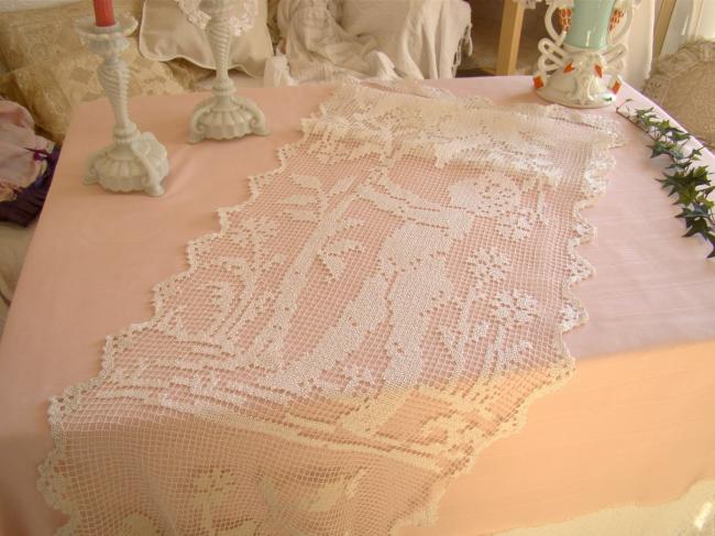 Très gracieux rideau en filet rebrodé de roses et  2 anges 1920