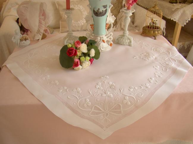 Exceptionnelle nappe en lin rebrodée de fleurs ajourées & enrubannées 1890