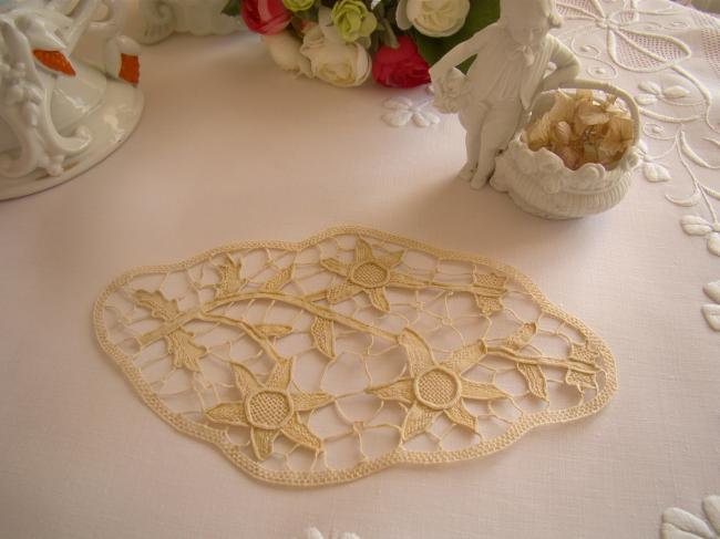 Lovely Venezia lace doily 1900