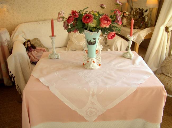 Romantique nappe en voile coton brodée d'appliqués de roses 1930