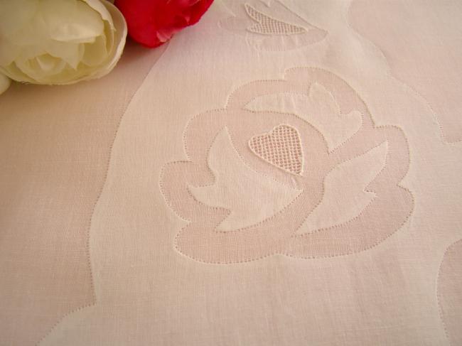 Romantique nappe en voile coton brodée d'appliqués de roses 1930