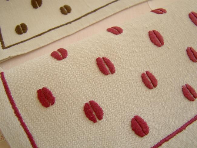 Adorable paire de pochettes range-serviette brodées de grains de café