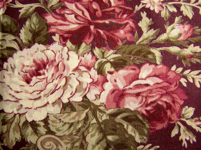 Coupon de coton imprimé fond aubergine avec roses anciennes et acanthe