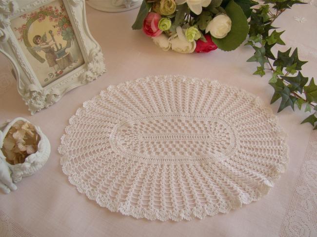 Superb doily in Irland guipure lace circa 1940