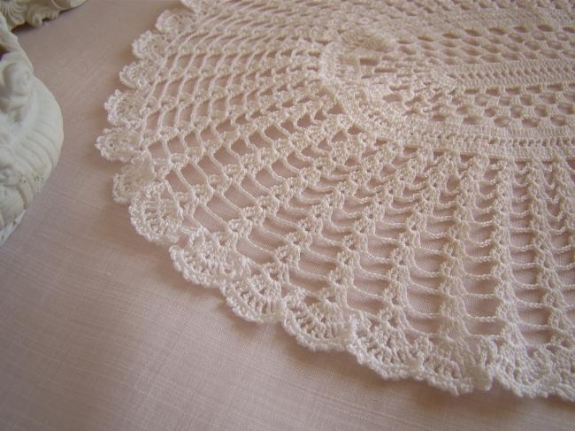 Superb doily in Irland guipure lace circa 1940