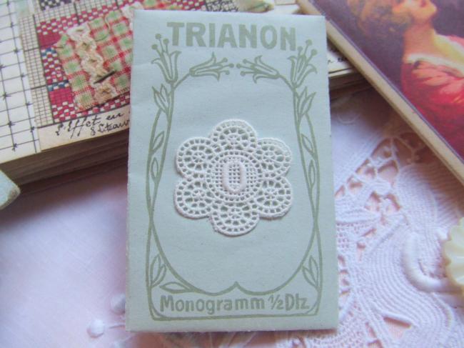 Merveilleux monogramme O dans un cartouche ajouré de fine batiste 1900-20