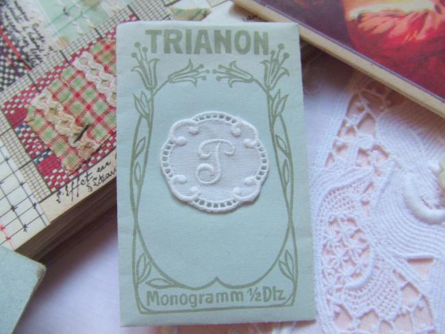 Adorable monogramme P dans un cartouche ajouré de fine batiste 1900-20