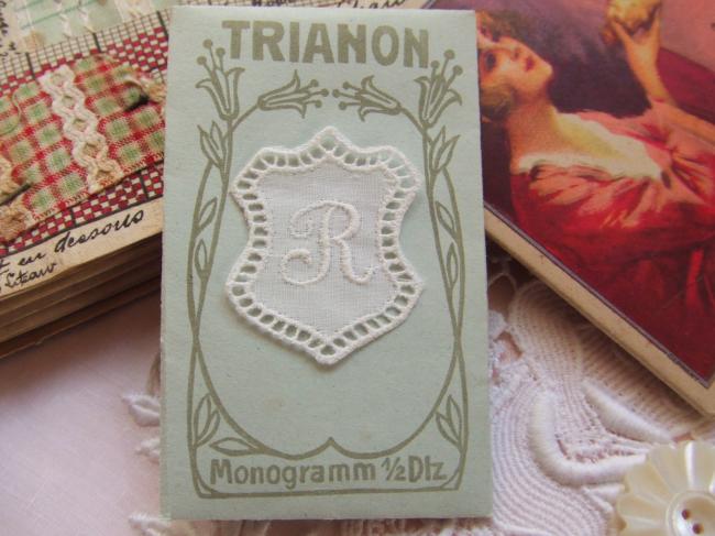 Adorable monogramme R dans un cartouche ajouré de fine batiste 1900-20