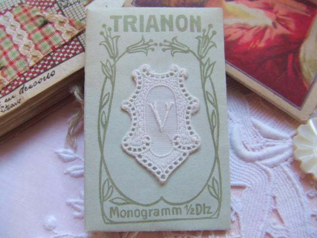 Somptueux monogramme V dans un cartouche ajouré de fine batiste 1900-20