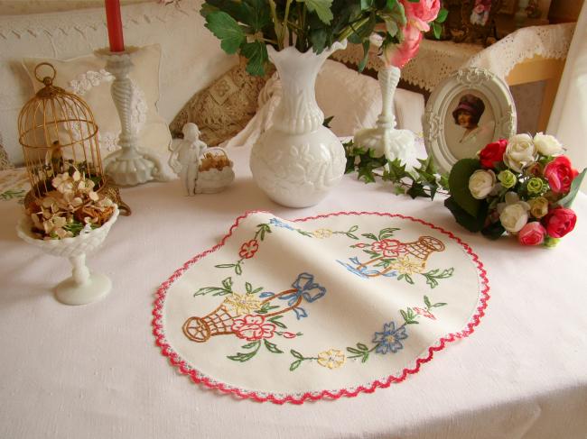 Joli centre de table brodé de paniers, entouré de dentelle rouge et blanc