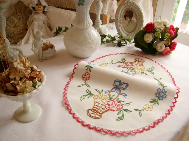 Joli centre de table brodé de paniers, entouré de dentelle rouge et blanc