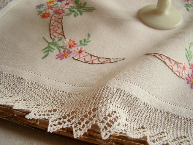 Joli dessus de plateau en lin brodé de fleurs et dentelle de tricot