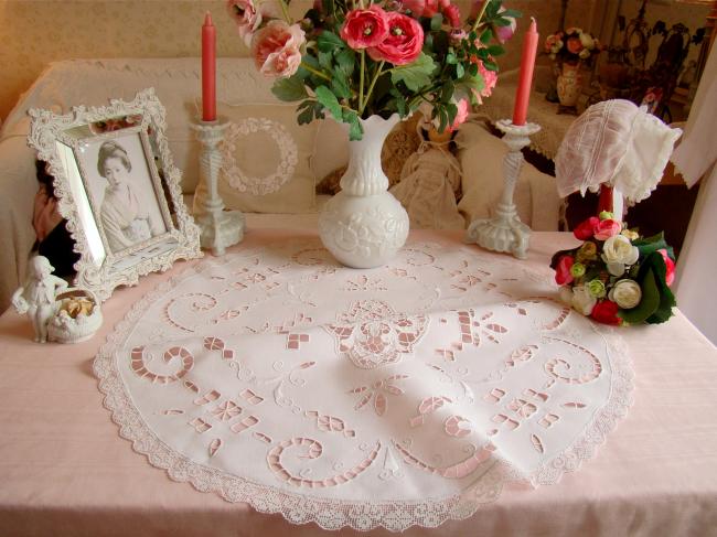 Superbe centre de table, dentelle de filet & Venise et broderie à la Richelieu