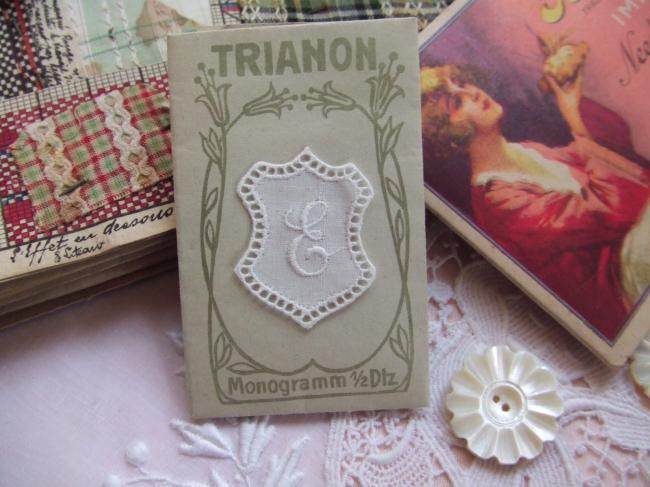 Très joli monogramme E dans un cartouche ajouré de fine batiste 1900-20