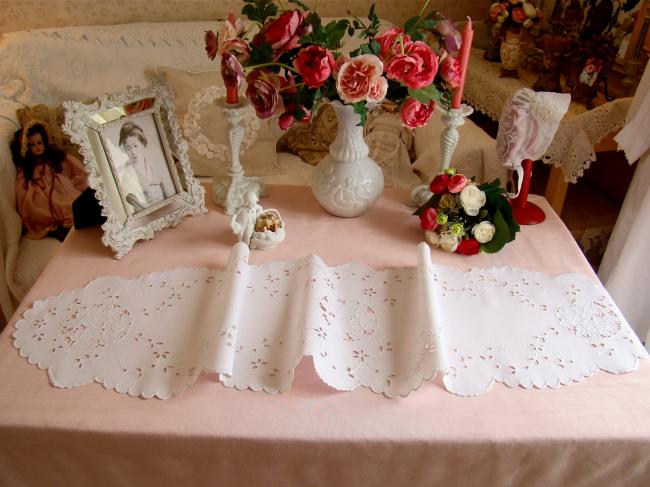 Romantique chemin de table en lin brodé de rinceaux de fleurs et d'églantines 