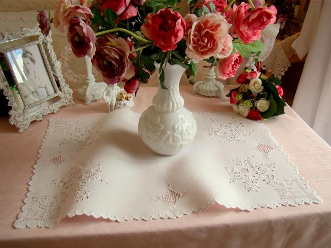 Original centre de table ajouré et brodé, broderie blanche