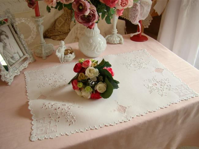 Original centre de table ajouré et brodé, broderie blanche