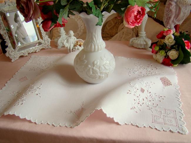 Original centre de table ajouré et brodé, broderie blanche