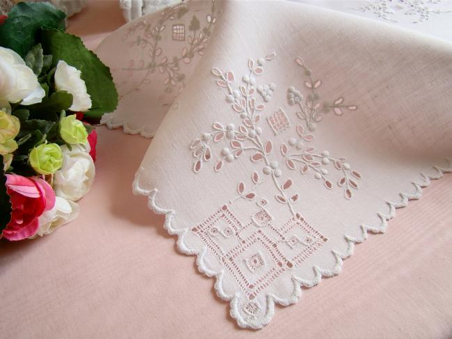 Original centre de table ajouré et brodé, broderie blanche