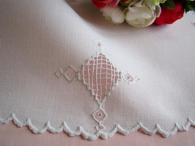 Original centre de table ajouré et brodé, broderie blanche