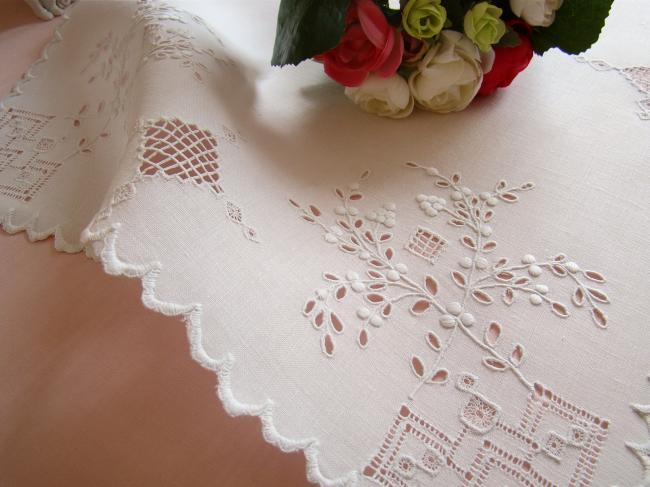 Original centre de table ajouré et brodé, broderie blanche