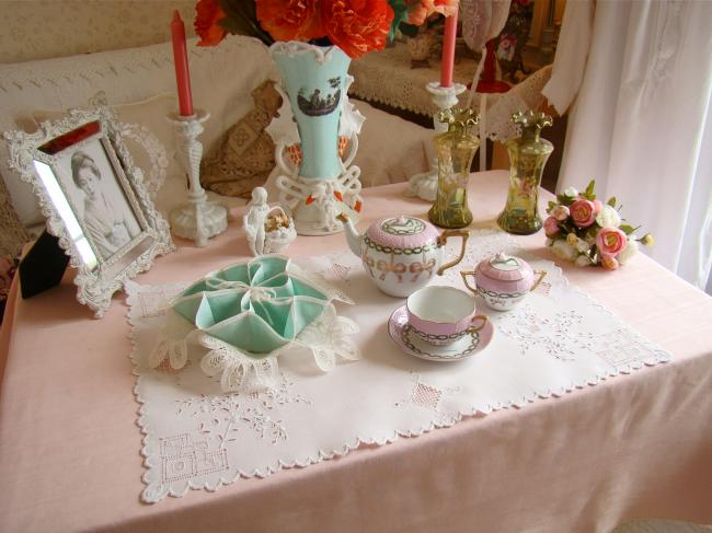 Original centre de table ajouré et brodé, broderie blanche