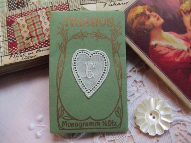 Romantique monogramme E dans un coeur  ajouré de fine batiste 1900-20