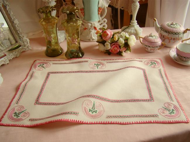 Amusant chemin de table brodé dans les camaïeux de roses et verts 1930