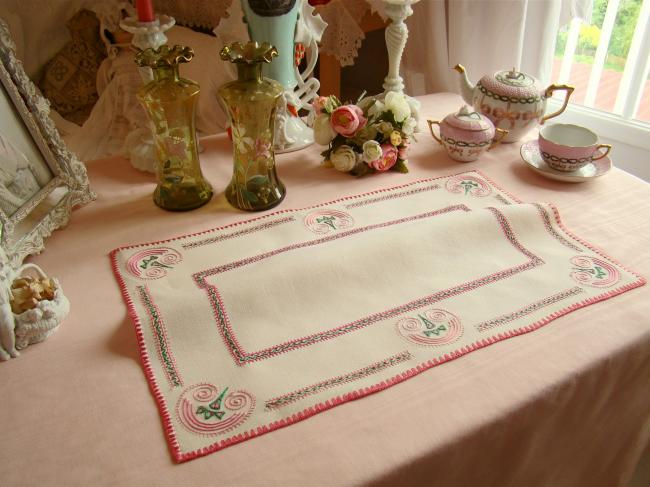 Amusant chemin de table brodé dans les camaïeux de roses et verts 1930